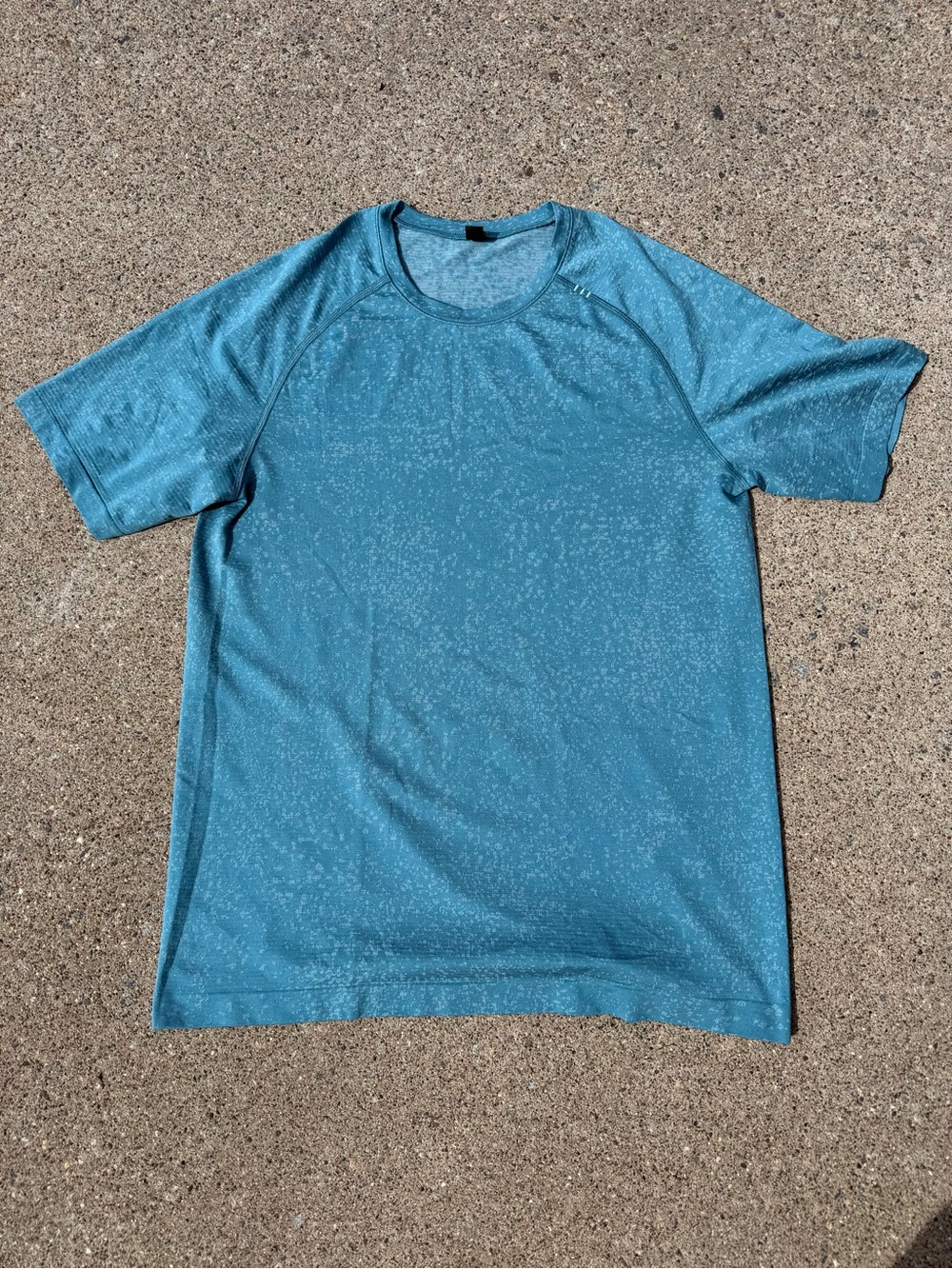 Lululemon Men's Breathable Athletic Fit T-Shirt M Blue Crew Neck Logo